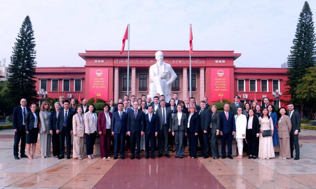 根据总统的指示，俄罗斯公务员正在越南接受培训