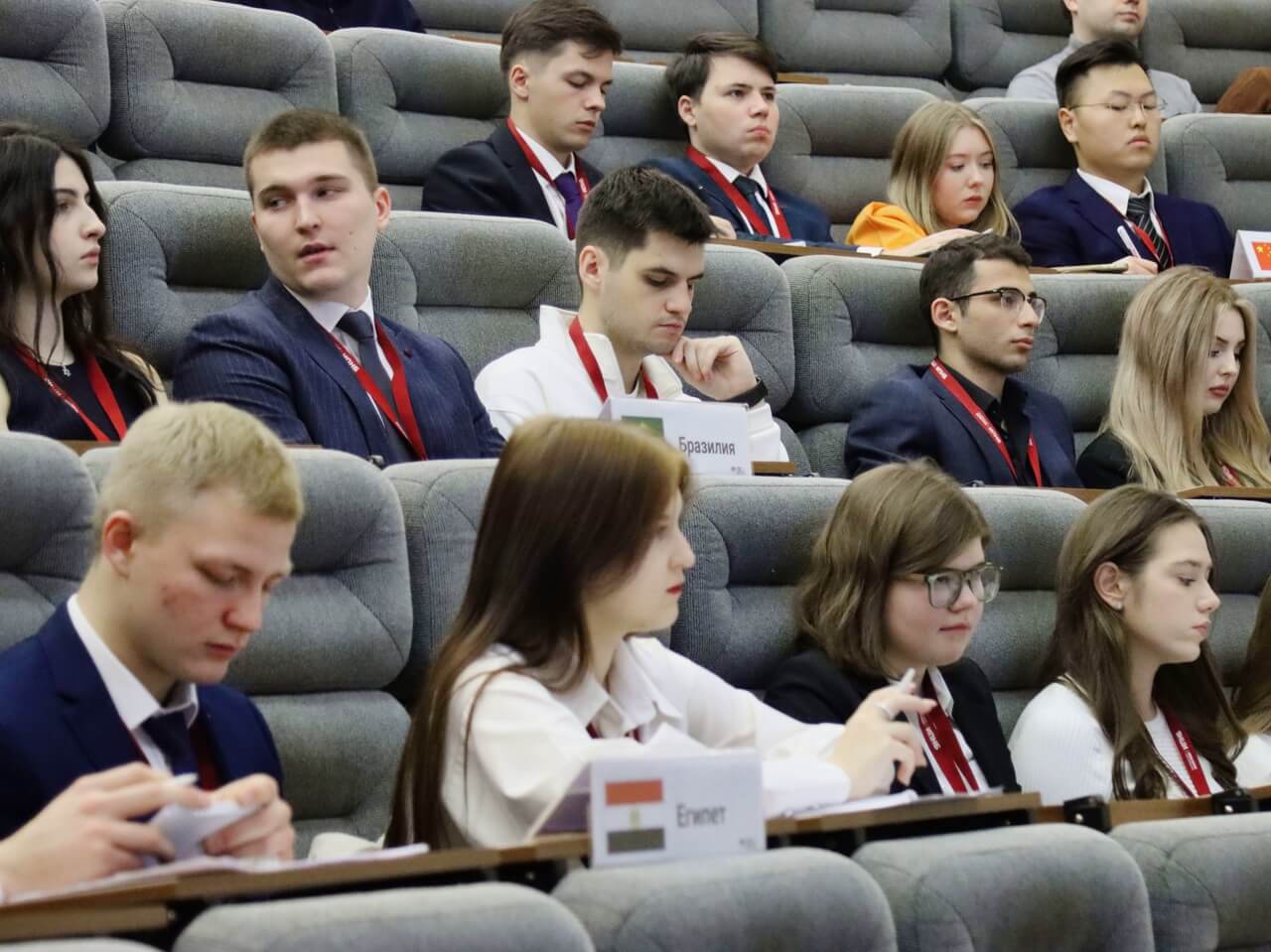 Президентская академия провела первую студенческую модель саммита стран БРИКС