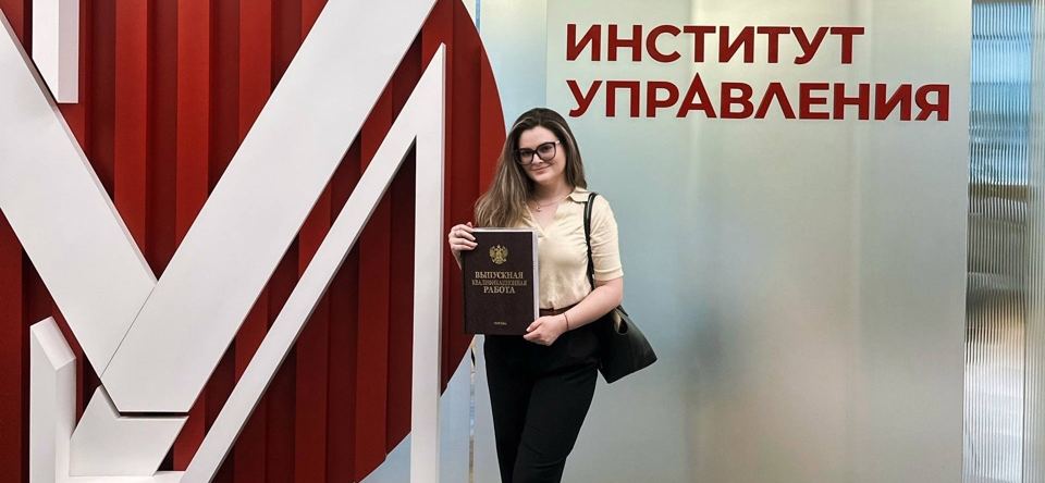 «В школе мне казалось, что поступить сюда нереально. Через несколько лет я перевелась на бюджет»