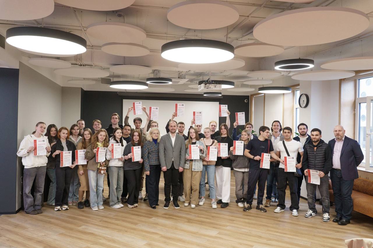 AXELOT вручил сертификаты AXELOT LAB первому выпуску студентов Института управления 