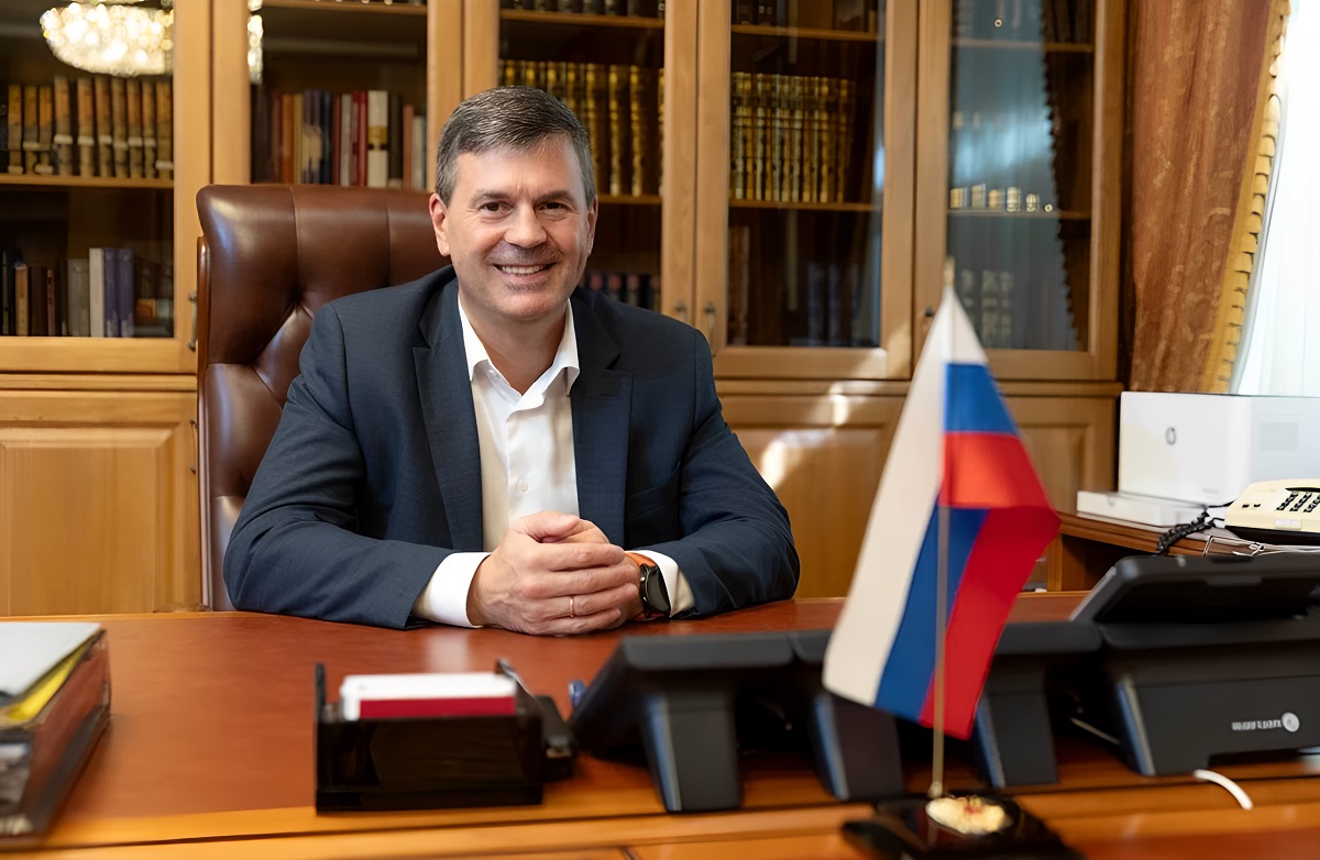 Поздравление ректора Алексея Комиссарова с Днём России!